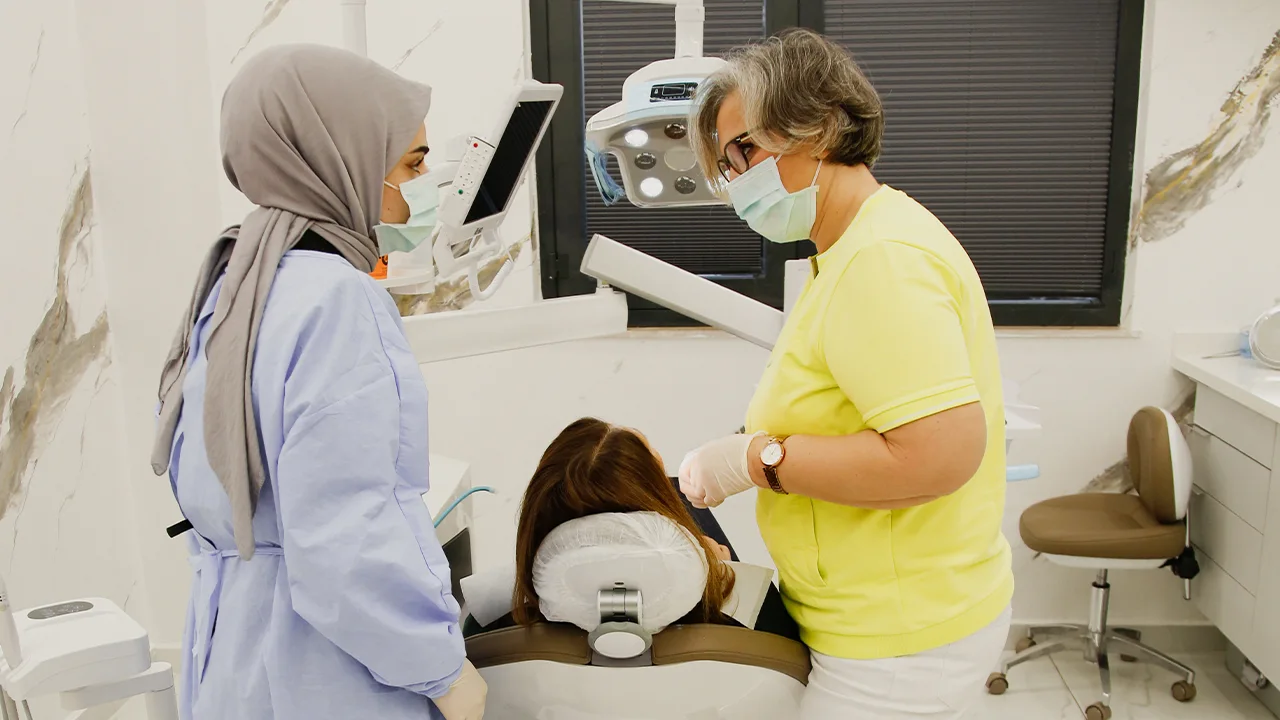 defy_dent_kadikoy_dis_klinigi_busra_figen_hasbay_dis_hekimi_1